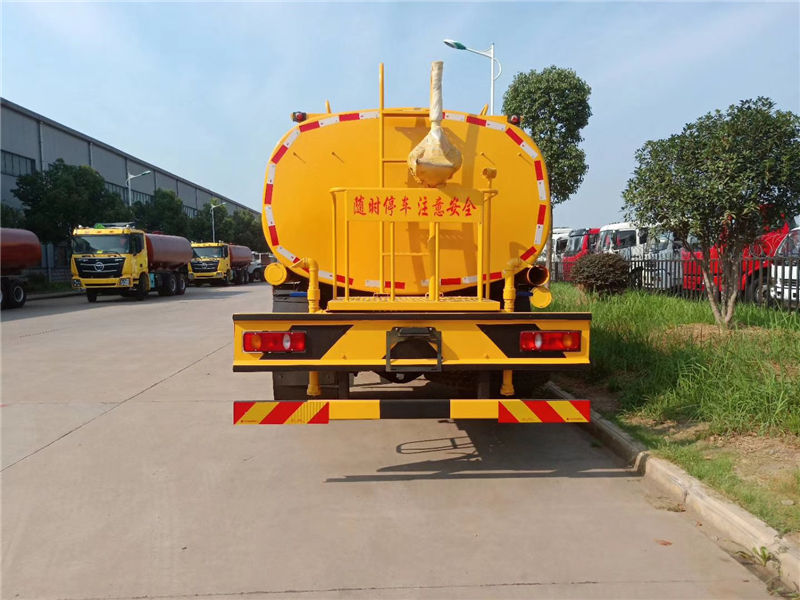 東風天錦灑水車（15噸）